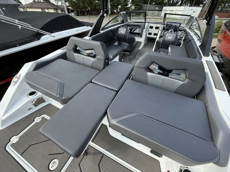 Slide: The Image of Scarab 235 LX 2026 - 6