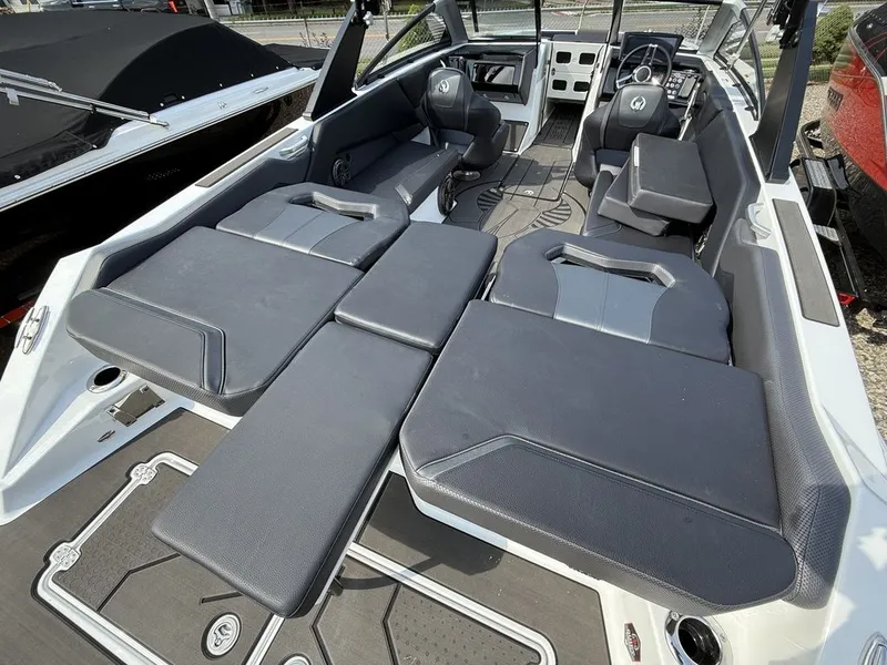 Slide: The Image of Scarab 235 LX 2026 - 7