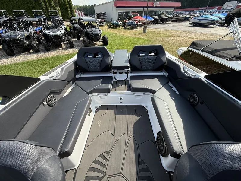 Slide: The Image of Scarab 235 LX 2026 - 8