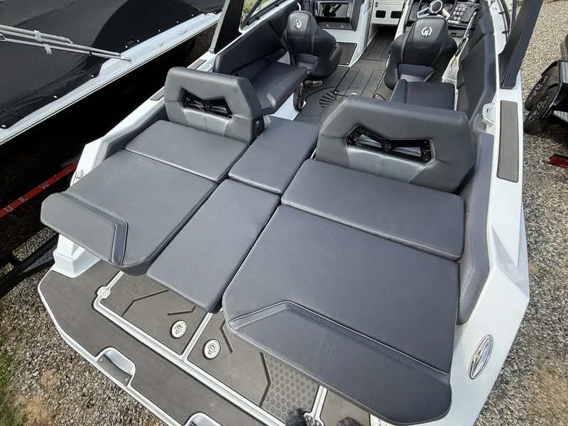 Slide: The Image of Scarab 235 LX 2026 - 9