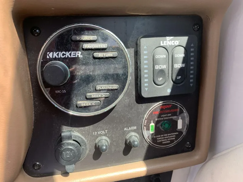 Slide: The Image of Crownline Boats 264 CR 2018 - 20
