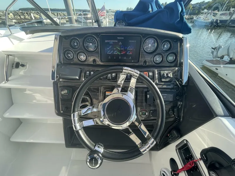 Slide: The Image of Monterey 295 Sport Yacht 2019 - 11