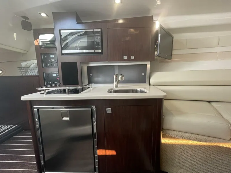 Slide: The Image of Monterey 295 Sport Yacht 2019 - 15
