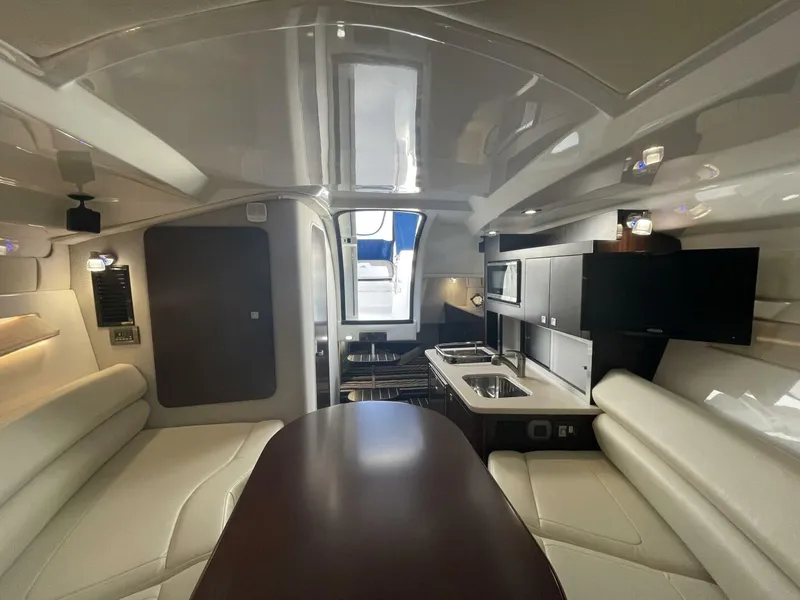 Slide: The Image of Monterey 295 Sport Yacht 2019 - 17