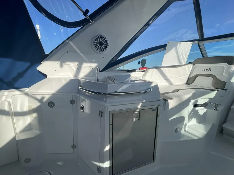 Slide: The Image of Monterey 295 Sport Yacht 2019 - 6