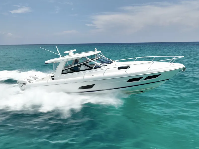 The Image of Intrepid 438 Evolution 2021 - 0