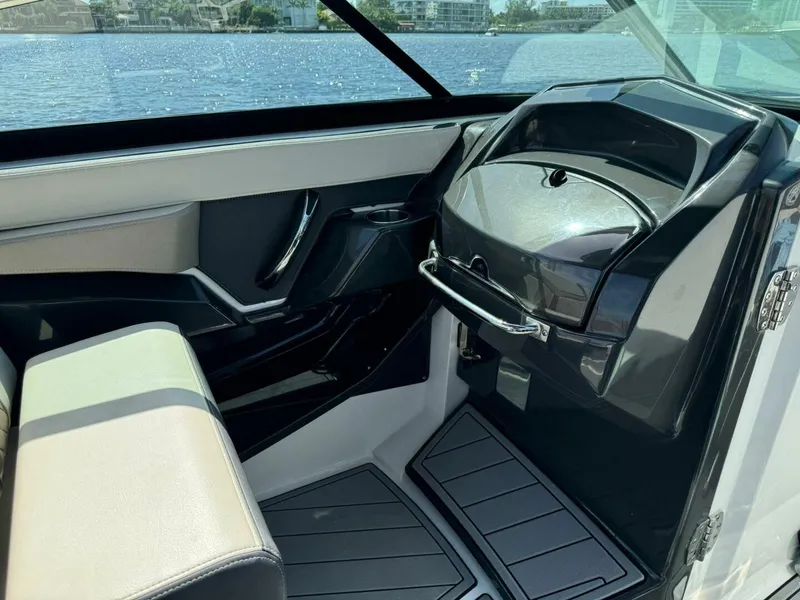 Slide: The Image of Monterey 278 SS 2022 - 10