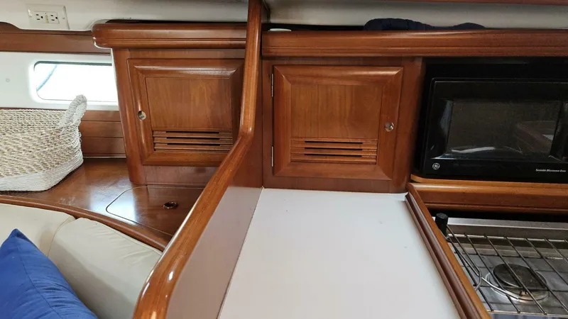 Slide: The Image of Beneteau Limited Edition 411 2002 - 17