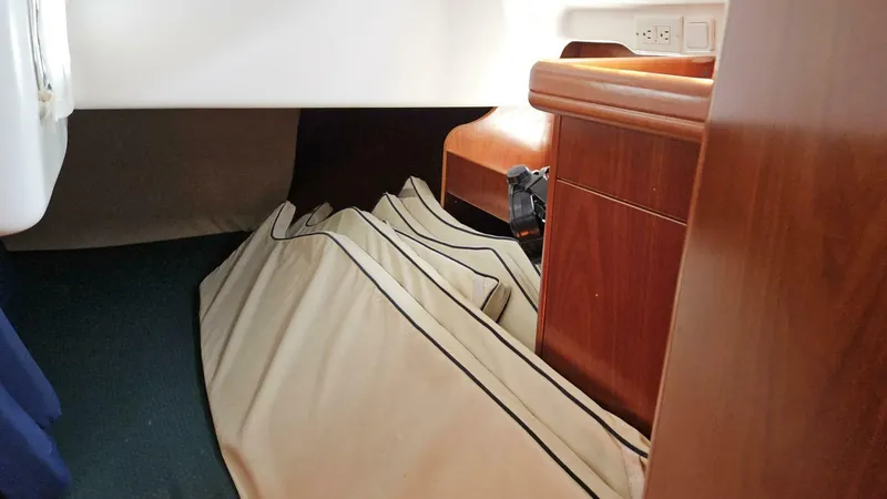 Slide: The Image of Beneteau Limited Edition 411 2002 - 20