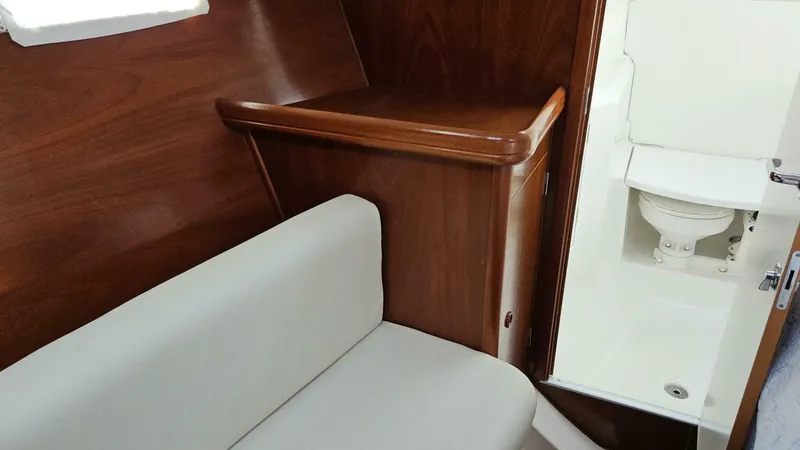 Slide: The Image of Beneteau Limited Edition 411 2002 - 9