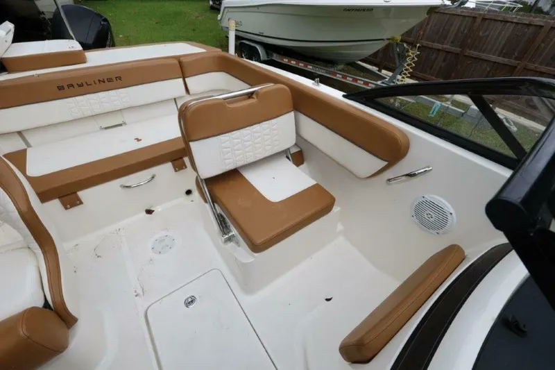 Slide: The Image of Bayliner VR5 Bowrider OB 2019 - 10
