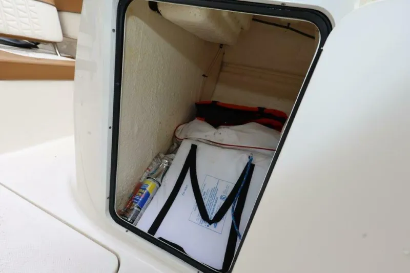 Slide: The Image of Bayliner VR5 Bowrider OB 2019 - 11