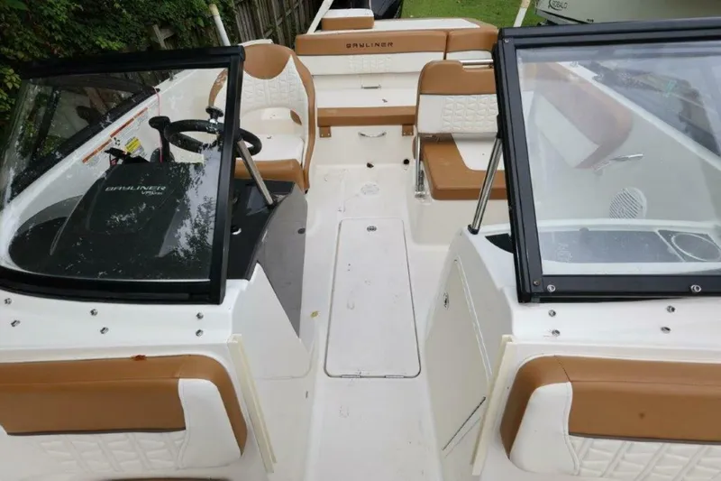 Slide: The Image of Bayliner VR5 Bowrider OB 2019 - 12