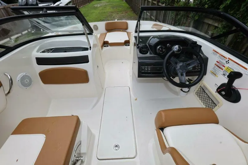 Slide: The Image of Bayliner VR5 Bowrider OB 2019 - 15