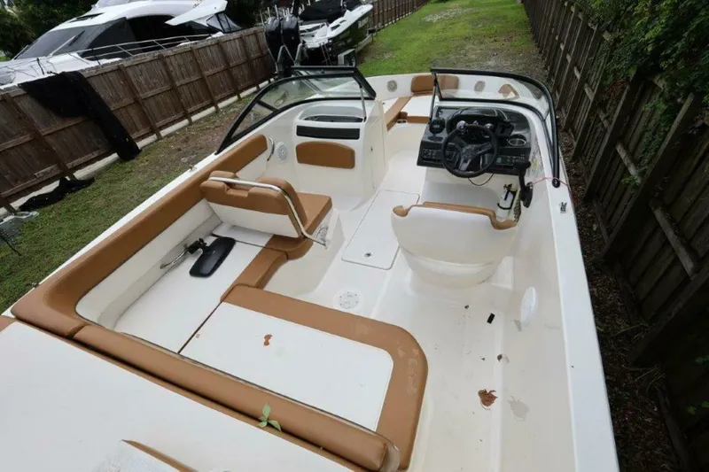 Slide: The Image of Bayliner VR5 Bowrider OB 2019 - 16