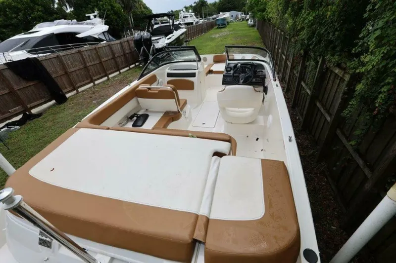 Slide: The Image of Bayliner VR5 Bowrider OB 2019 - 17