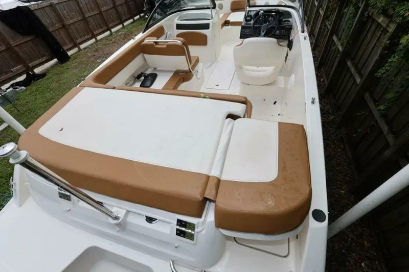 Slide: The Image of Bayliner VR5 Bowrider OB 2019 - 18