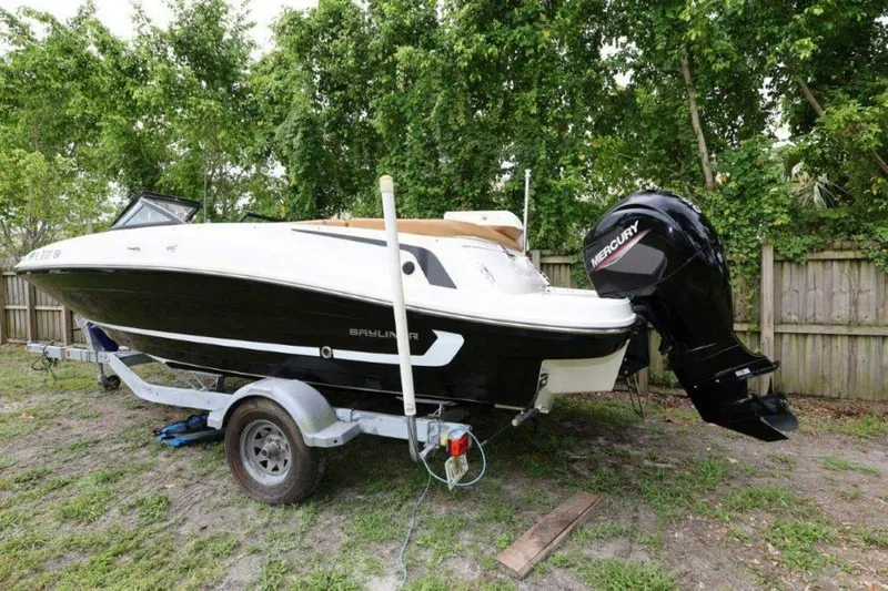 Slide: The Image of Bayliner VR5 Bowrider OB 2019 - 23