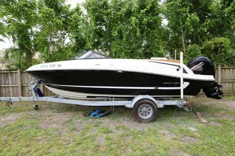 Slide: The Image of Bayliner VR5 Bowrider OB 2019 - 24