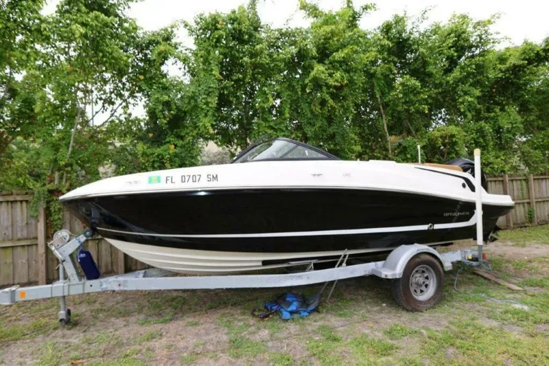 Slide: The Image of Bayliner VR5 Bowrider OB 2019 - 25