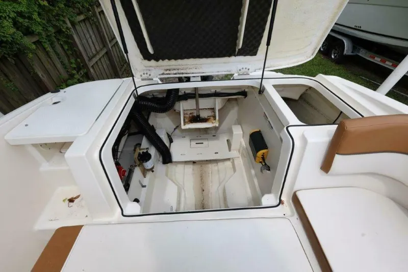 Slide: The Image of Bayliner VR5 Bowrider OB 2019 - 5