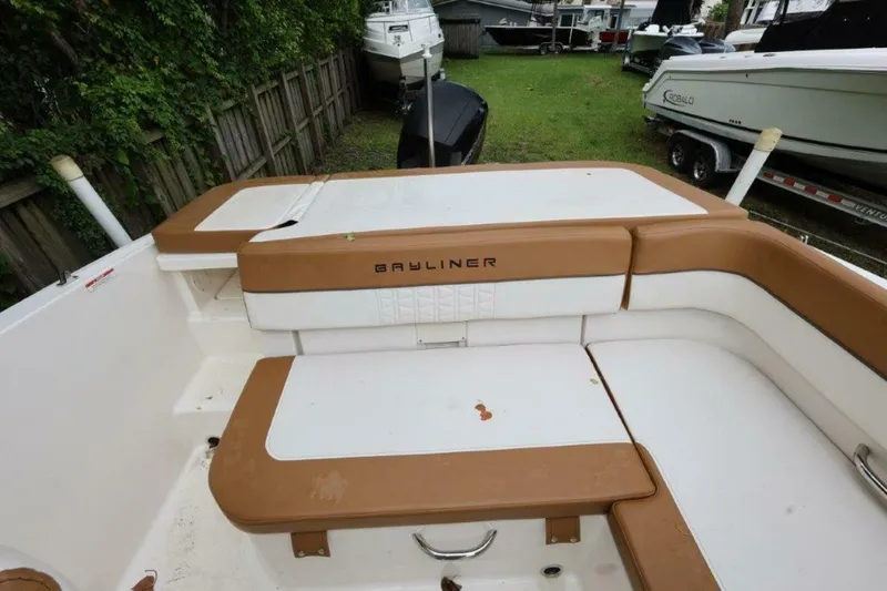 Slide: The Image of Bayliner VR5 Bowrider OB 2019 - 6