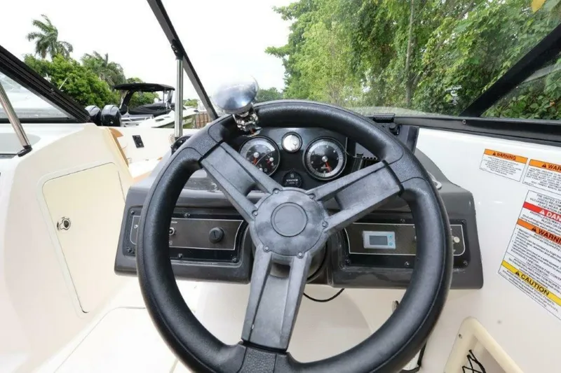 Slide: The Image of Bayliner VR5 Bowrider OB 2019 - 7