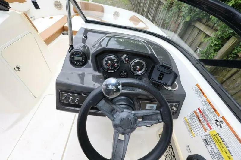 Slide: The Image of Bayliner VR5 Bowrider OB 2019 - 8