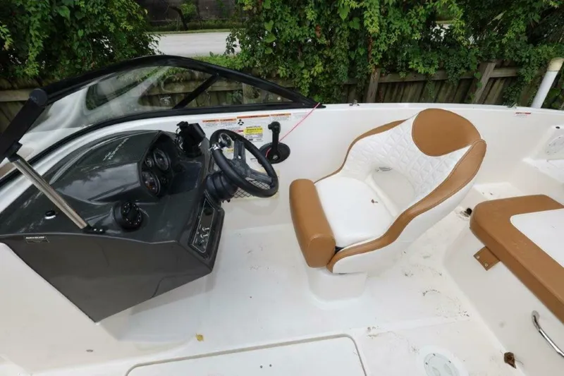 Slide: The Image of Bayliner VR5 Bowrider OB 2019 - 9