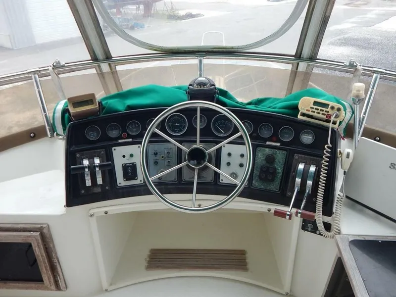 Slide: The Image of Carver Yachts Mariner 2897 1983 - 22