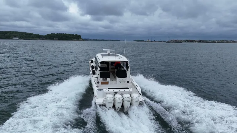 Slide: The Image of Boston Whaler 405 Conquest 2021 - 10