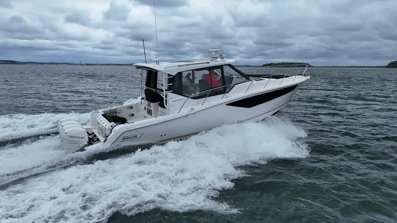 Slide: The Image of Boston Whaler 405 Conquest 2021 - 11