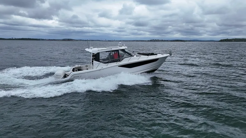 Slide: The Image of Boston Whaler 405 Conquest 2021 - 12