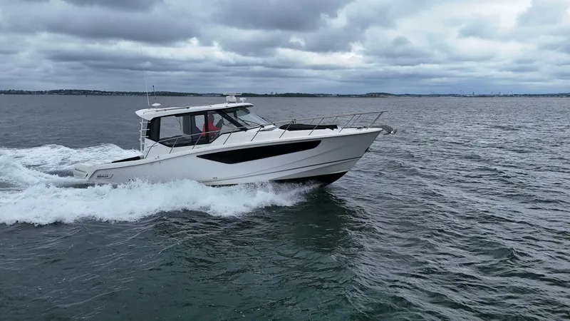 Slide: The Image of Boston Whaler 405 Conquest 2021 - 13