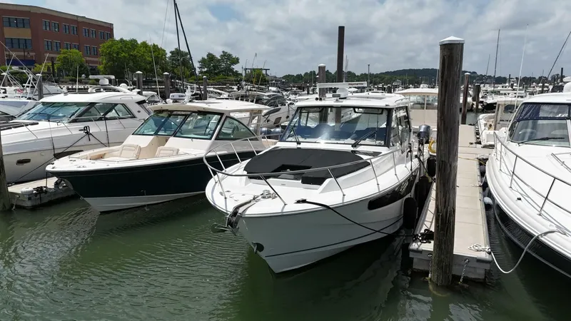 Slide: The Image of Boston Whaler 405 Conquest 2021 - 16