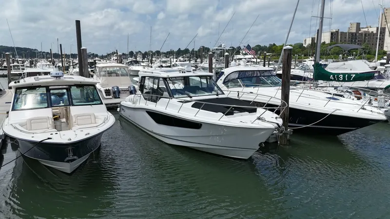 Slide: The Image of Boston Whaler 405 Conquest 2021 - 17