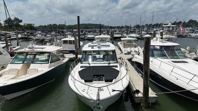 Slide: The Image of Boston Whaler 405 Conquest 2021 - 18