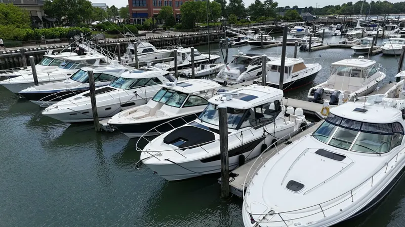 Slide: The Image of Boston Whaler 405 Conquest 2021 - 19