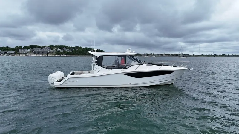 Slide: The Image of Boston Whaler 405 Conquest 2021 - 2