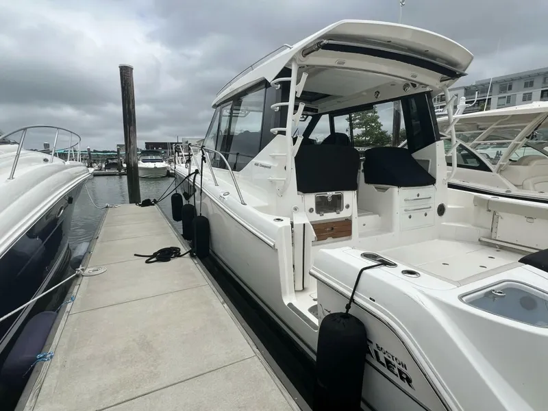 Slide: The Image of Boston Whaler 405 Conquest 2021 - 20