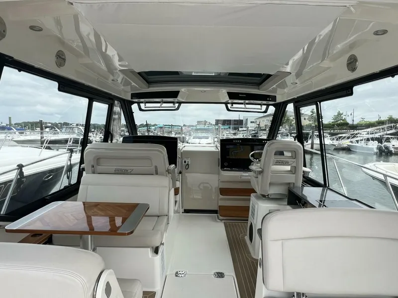 Slide: The Image of Boston Whaler 405 Conquest 2021 - 23