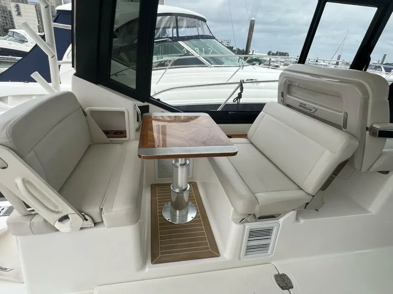 Slide: The Image of Boston Whaler 405 Conquest 2021 - 24