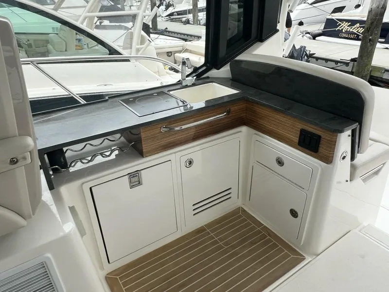 Slide: The Image of Boston Whaler 405 Conquest 2021 - 25