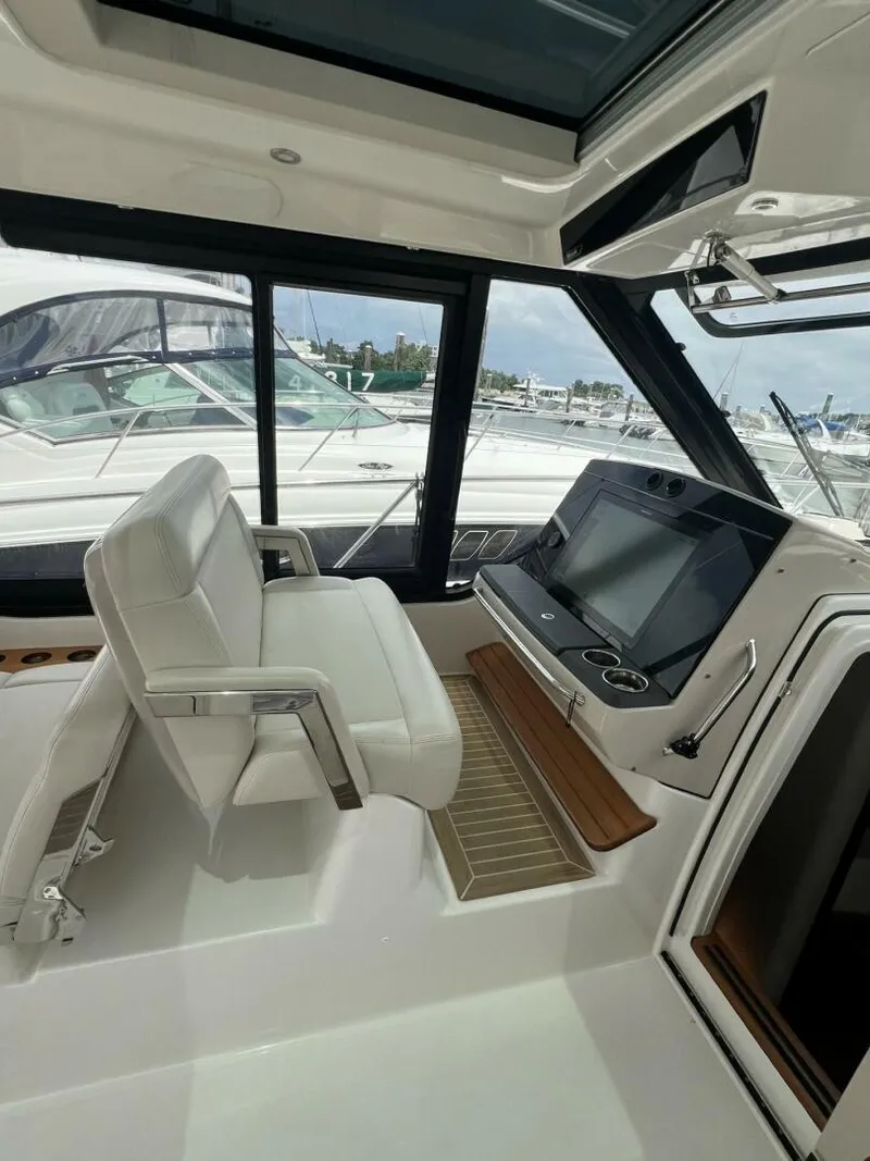 Slide: The Image of Boston Whaler 405 Conquest 2021 - 26