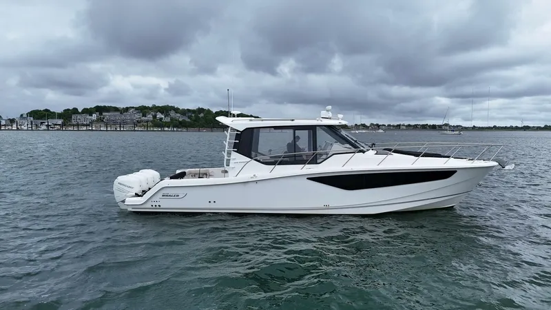 Slide: The Image of Boston Whaler 405 Conquest 2021 - 3