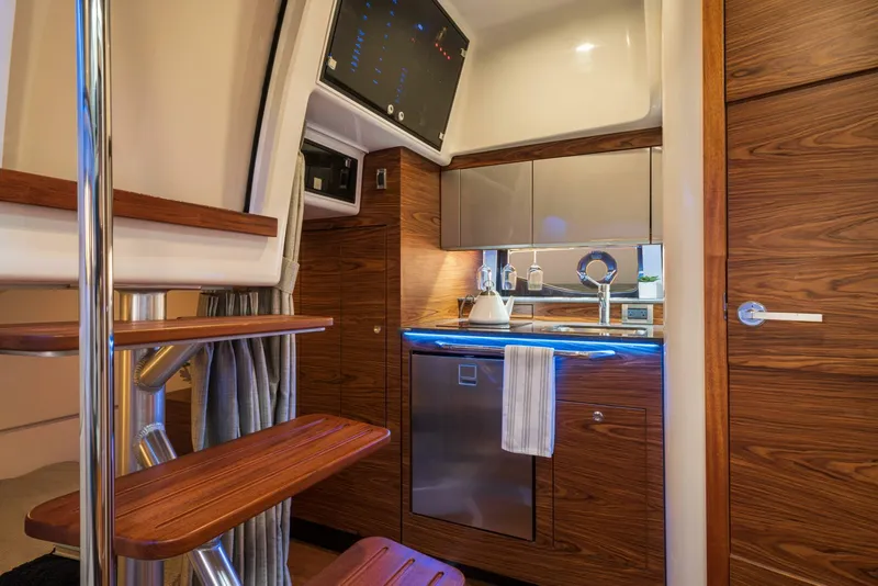 Slide: The Image of Boston Whaler 405 Conquest 2021 - 33