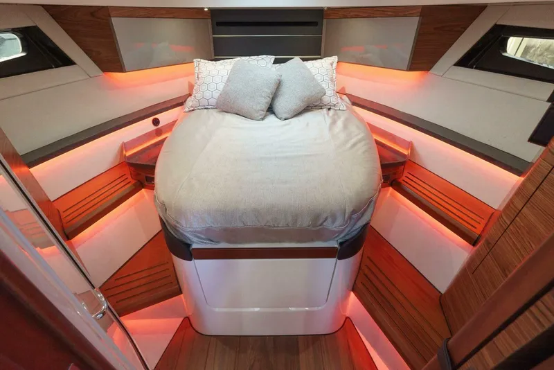 Slide: The Image of Boston Whaler 405 Conquest 2021 - 34