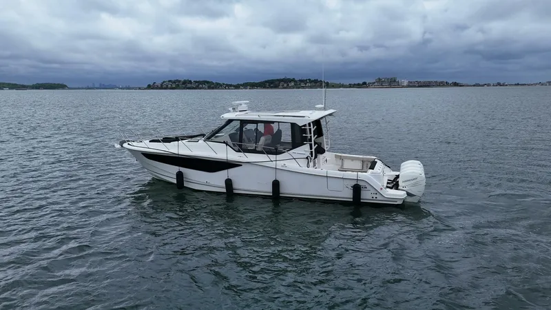 Slide: The Image of Boston Whaler 405 Conquest 2021 - 4