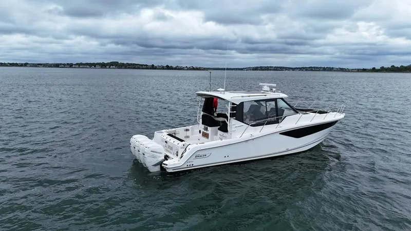 Slide: The Image of Boston Whaler 405 Conquest 2021 - 5