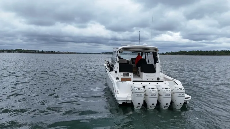 Slide: The Image of Boston Whaler 405 Conquest 2021 - 6